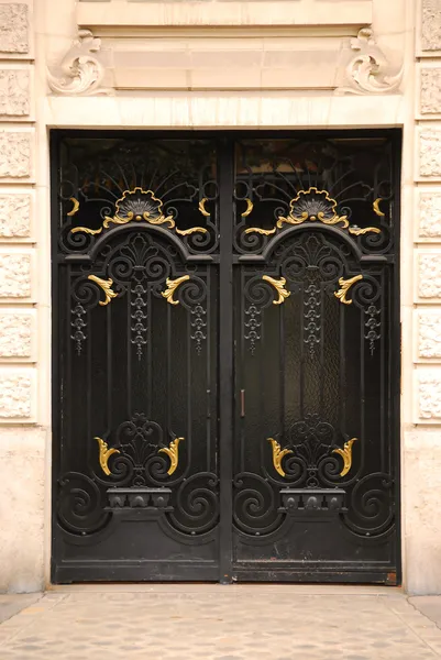 Μαύρο Σιδερένιες Πόρτες Στο Παλιό Κτίριο Στο Παρίσι Γαλλία — Φωτογραφία Αρχείου