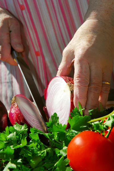 Mãos Uma Mulher Idosa Cozinhar Com Legumes Frescos — Fotografia de Stock