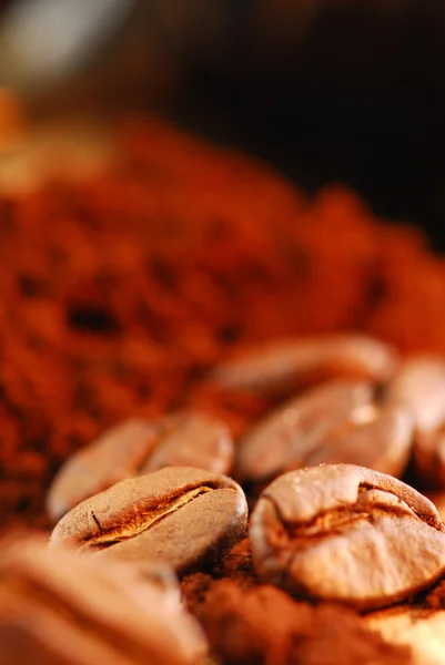 Koffiebonen en gemalen koffie — Stockfoto