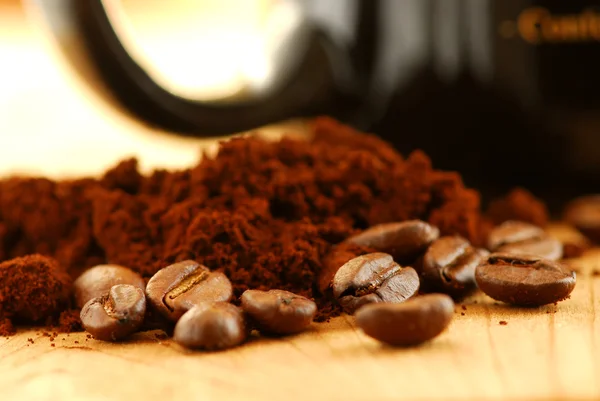 咖啡豆和碎咖啡 — 图库照片