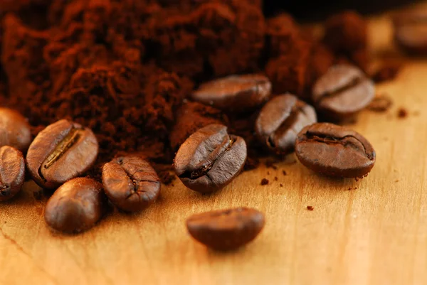 Granos de café y café molido — Foto de Stock