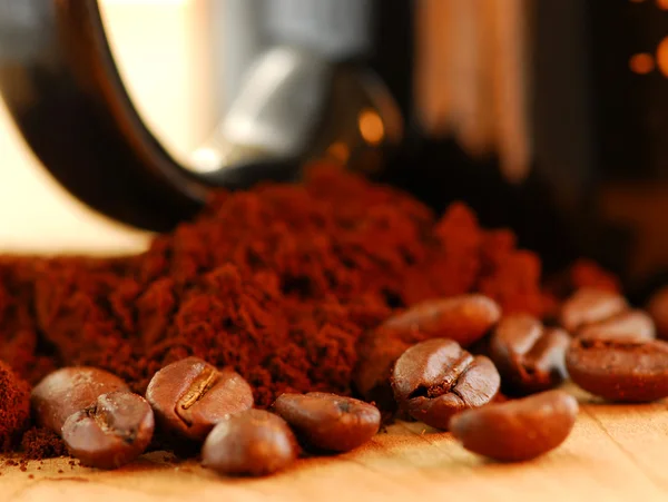 Makrobild Von Kaffeebohnen Gemahlenem Kaffee Und Schwarzem Kaffeebecher — Stockfoto