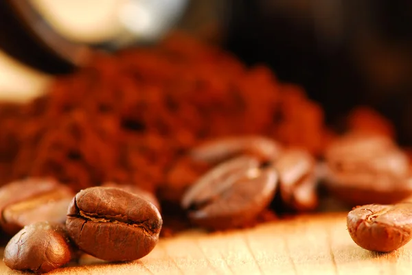 Granos de café y café molido —  Fotos de Stock