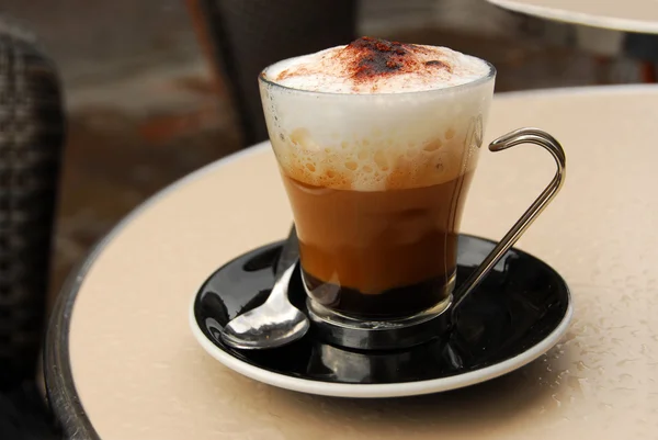 Tasse Kaffee Auf Terrassentisch — Stockfoto