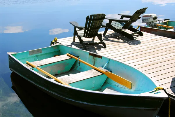 Barco Remos Dos Sillas Madera Adirondack Muelle Frente Lago Azul —  Fotos de Stock