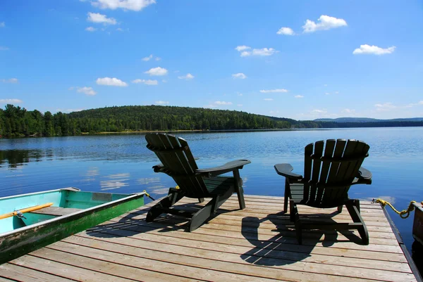 Dos Sillas Madera Adirondack Muelle Frente Lago Azul Con Reflejos — Foto de Stock
