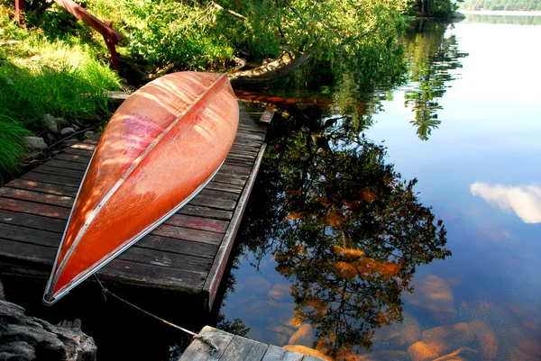 木製ドックは湖でカヌー — ストック写真