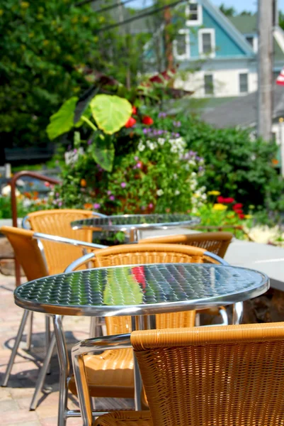 夏の時間で美しい居心地のよい屋外カフェ — ストック写真