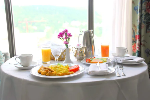 Frukost För Två Serveras Ett Hotellrum — Stockfoto