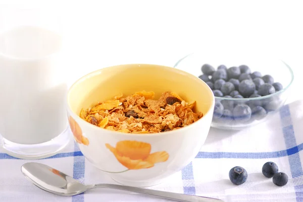 健康谷物 牛奶和蓝莓早餐在表上阳光明媚的早晨 — 图库照片