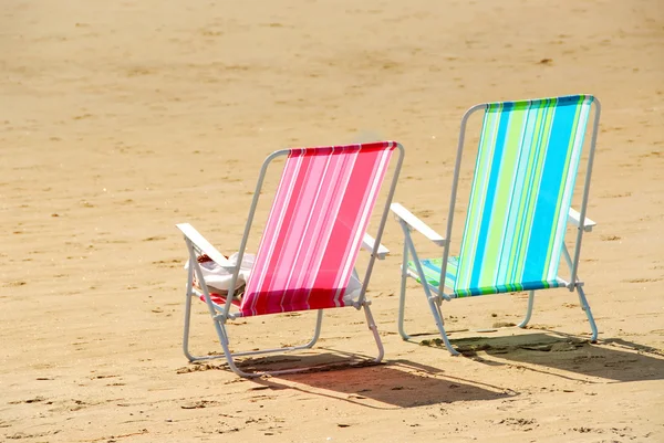 Два Пустых Красочных Пляжных Стула Песчаном Пляже — стоковое фото