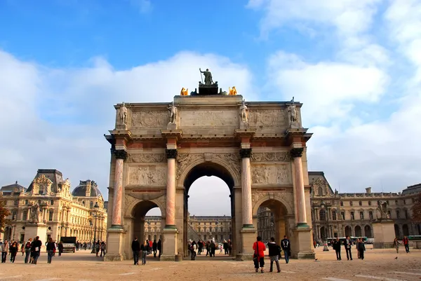 在巴黎 法国罗浮宫外弧 凯旋门杜卡鲁塞尔 — 图库照片