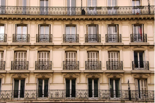 Okna Balkony Starych Budynków Mieszkalnych Paryżu Francja — Zdjęcie stockowe