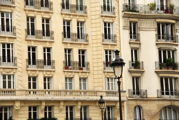 Окна Парижа — стоковое фото