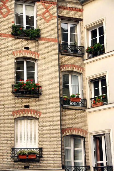 巴黎 windows — 图库照片