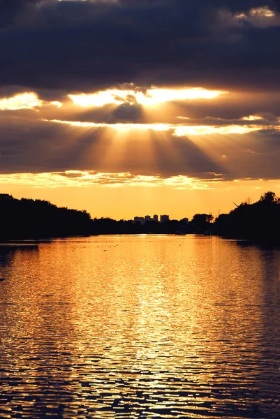Луч Солнца Сияющий Сквозь Облака Закат Над Водой — стоковое фото