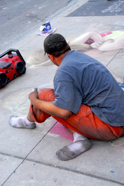 人行道上用粉笔绘制的街头艺术家 — 图库照片