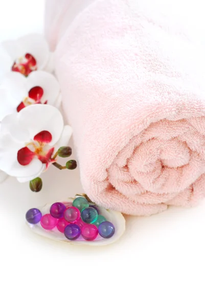 Roze Opgerolde Handdoek Met Bad Parels Witte Achtergrond — Stockfoto