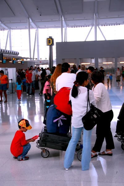 Larga Cola Moderno Aeropuerto Internacional — Foto de Stock