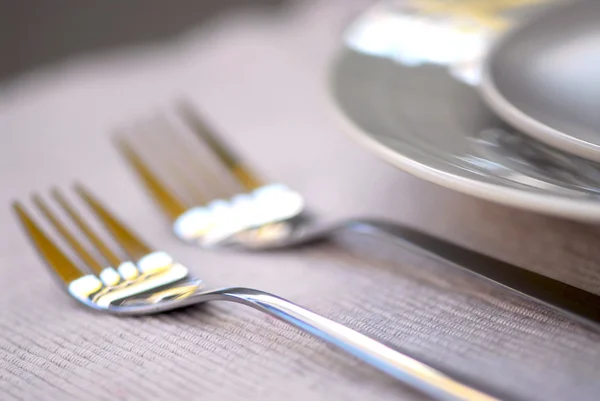 Tischdekoration Mit Tellern Und Besteck Flach — Stockfoto