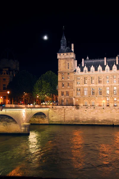 在夜间大桥塞纳河和和善巴黎法国 — 图库照片