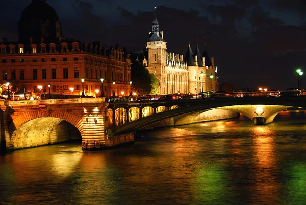 Seine Conciege Üzerinde Gece Arasında Köprü Paris Fransa — Stok fotoğraf