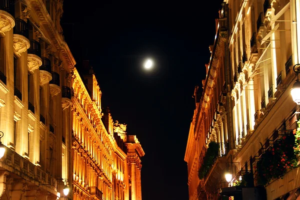 Calle Iluminada París Francia Por Noche Con Luna Brillante —  Fotos de Stock
