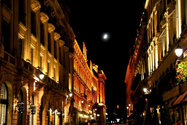 Calle Iluminada París Francia Con Luna Brillante —  Fotos de Stock