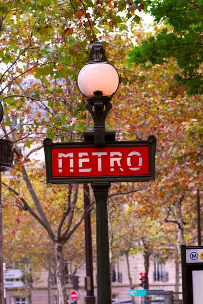 Paris Metro Kırmızı Işaret Fransa Sonbahar Ağaç Arka Planda — Stok fotoğraf