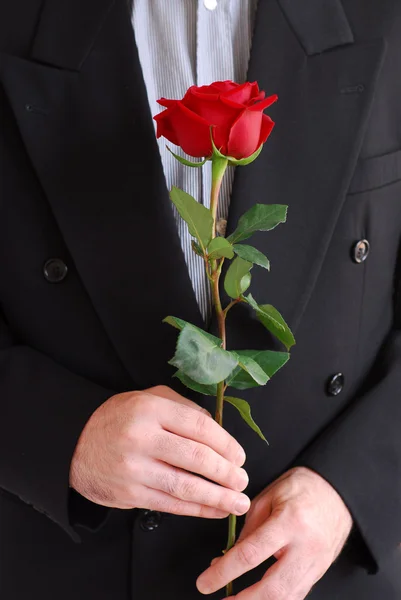 Άνθρωπος Μαύρο Κοστούμι Κρατώντας Ένα Κόκκινο Τριαντάφυλλο — Φωτογραφία Αρχείου