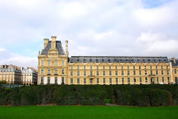 片段的罗浮宫建筑在巴黎法国 — 图库照片