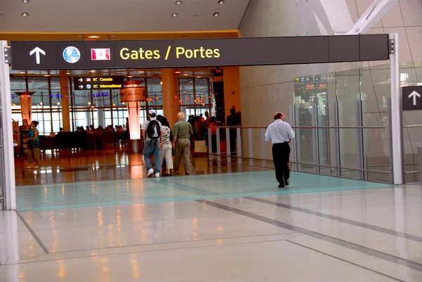 近代的な国際空港でゲートに向かって歩いてください — ストック写真