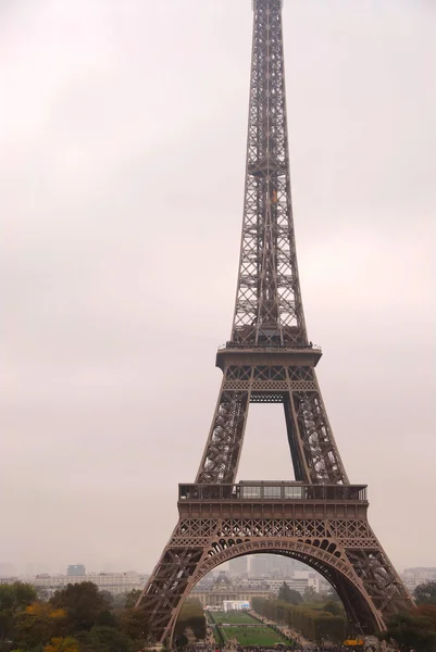 Eiffeltoren Een Mistige Dag Parijs Frankrijk — Stockfoto