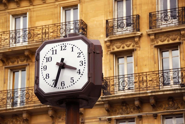 Öffentliche Uhr Paris Vor Dem Hintergrund Eines Alten Wohnhauses — Stockfoto