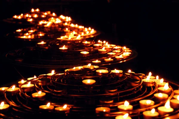 Rijen Van Brandende Kaarsen Een Kathedraal — Stockfoto