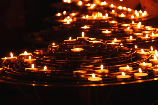 在大教堂内燃烧的蜡烛的行 — 图库照片