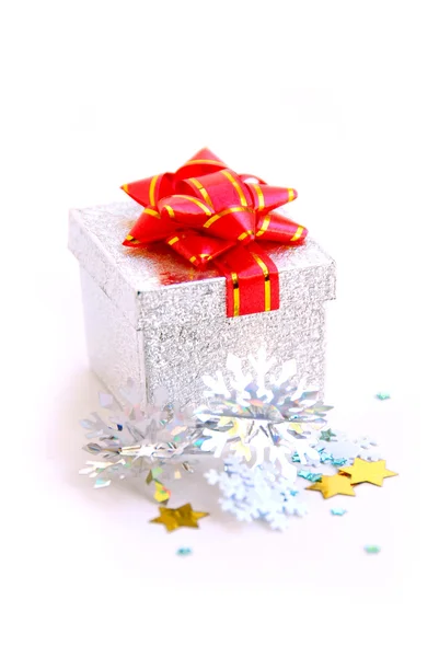 Beyaz Zemin Üzerinde Noel Gümüş Hediye Kutusu Used — Stok fotoğraf