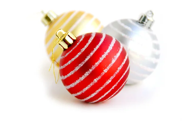 在白色背景上的三个圣诞玻璃球 — 图库照片