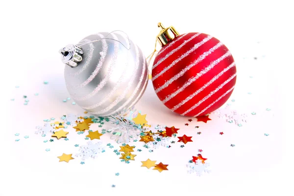 Zwei Weihnachtsglaskugeln Auf Weißem Hintergrund — Stockfoto