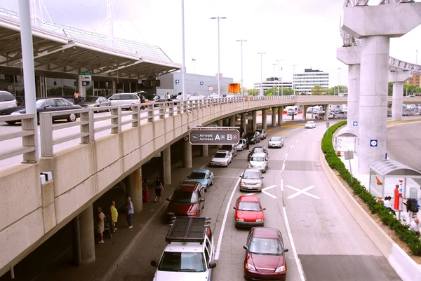 Los Viajeros Que Reciben Taxis Zona Llegada Del Aeropuerto — Foto de Stock