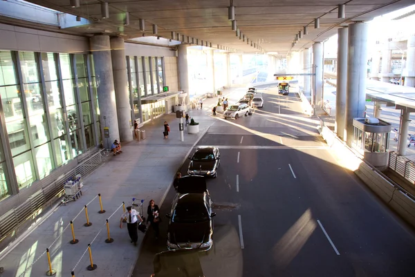 Travelers Getting Taxis Airport — Stock Photo, Image