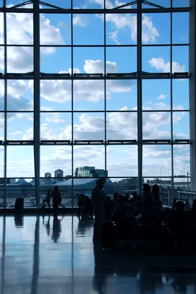 Wachten Internationale Luchthaven Terminal Heldere Blauwe Lucht Buiten — Stockfoto