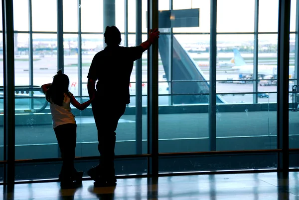 Familie Wartet Internationalen Flughafen Terminal — Stockfoto