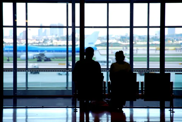 Пара Ожидающих Международном Терминале Аэропорта — стоковое фото