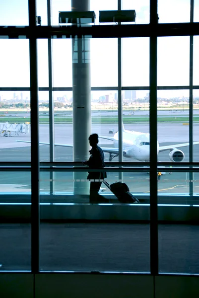 Женщина Идущая Аэропорт Багажом — стоковое фото