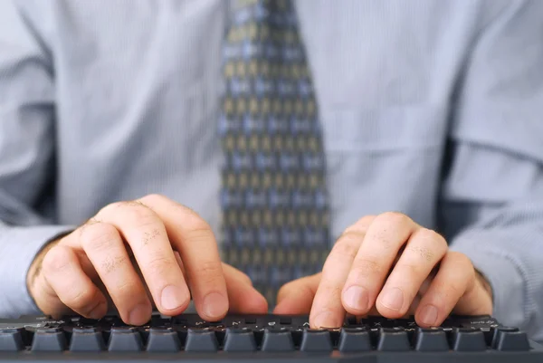 Nahaufnahme Von Menschenhänden Die Auf Einer Tastatur Tippen — Stockfoto