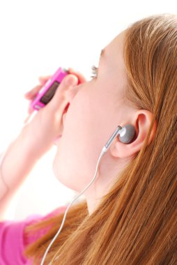 genç kız onun mp3 player beyaz arka plan üzerinde müzik dinleme