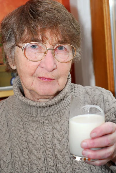 Ηλικιωμένη Γυναίκα Κρατώντας Ένα Ποτήρι Γάλα Στο Χέρι — Φωτογραφία Αρχείου