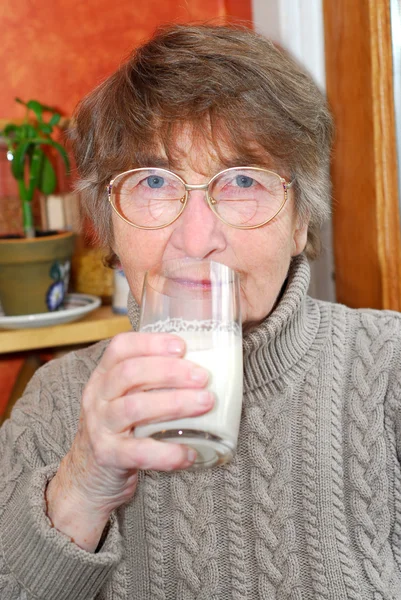Kvinna glas mjölk — Stockfoto