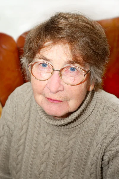 Portrét Starší Ženy Gauči — Stock fotografie